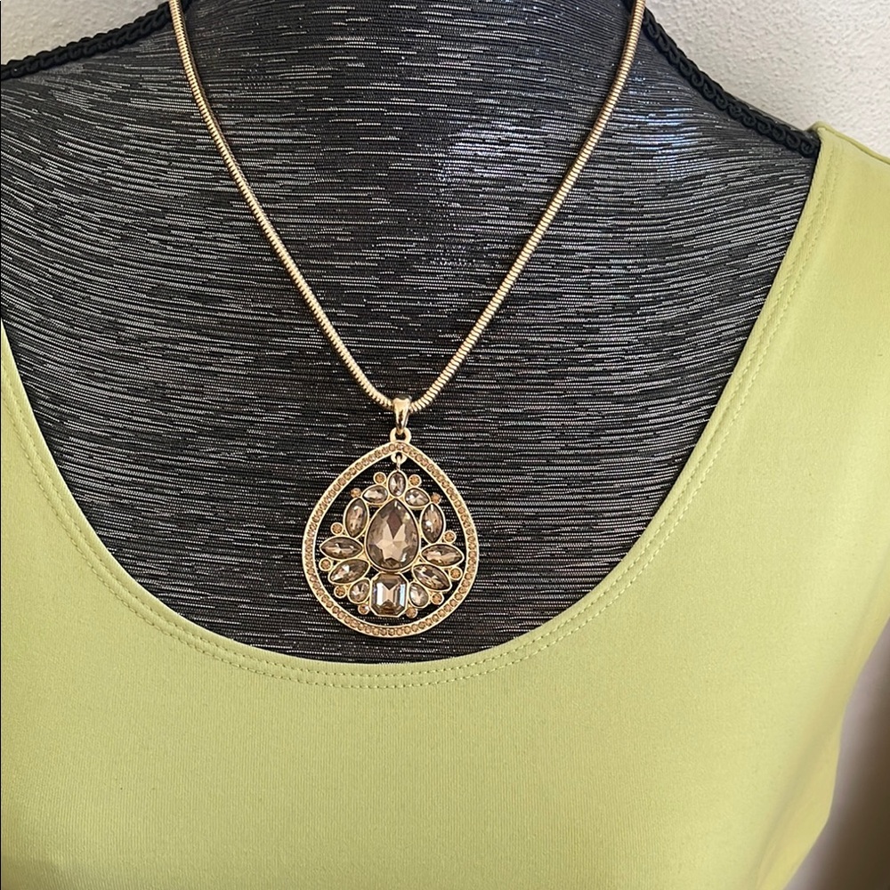 Elegant Gold Pendant Necklace